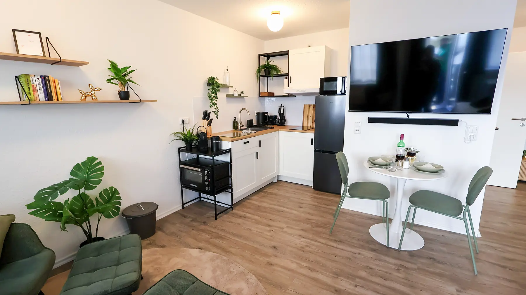 Küche mit Essplatz und TV